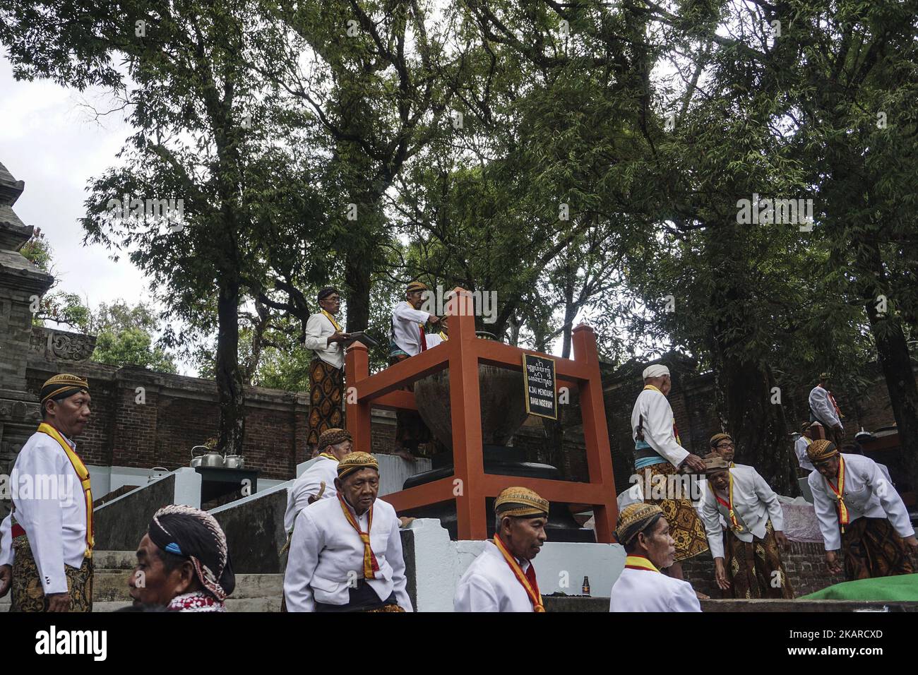 Il popolo giavanese segue il rituale della cerimonia di Nguras Enceh nel complesso dei Re Tomba Mataram a Yogyakarta, Indonesia, il 22 settembre 2017. Enceh drenò una processione e riempì l'acqua di ritorno quattro enceh (grande barile) che si tiene ogni mese di Muharram (calendario islamico) o Suro (calendario giavanese) dai cortigiani come noto come abdi dalem del Sultanato di Yogyakarta e Surakarta. Si ritiene che l'acqua proveniente dal grande barile sia stata poi afferra dai pellegrini per dare una benedizione e curare la malattia. Nguras Enceh cerimonia tradizione ha un significato scartare le cose cattive e sostituirli con Foto Stock