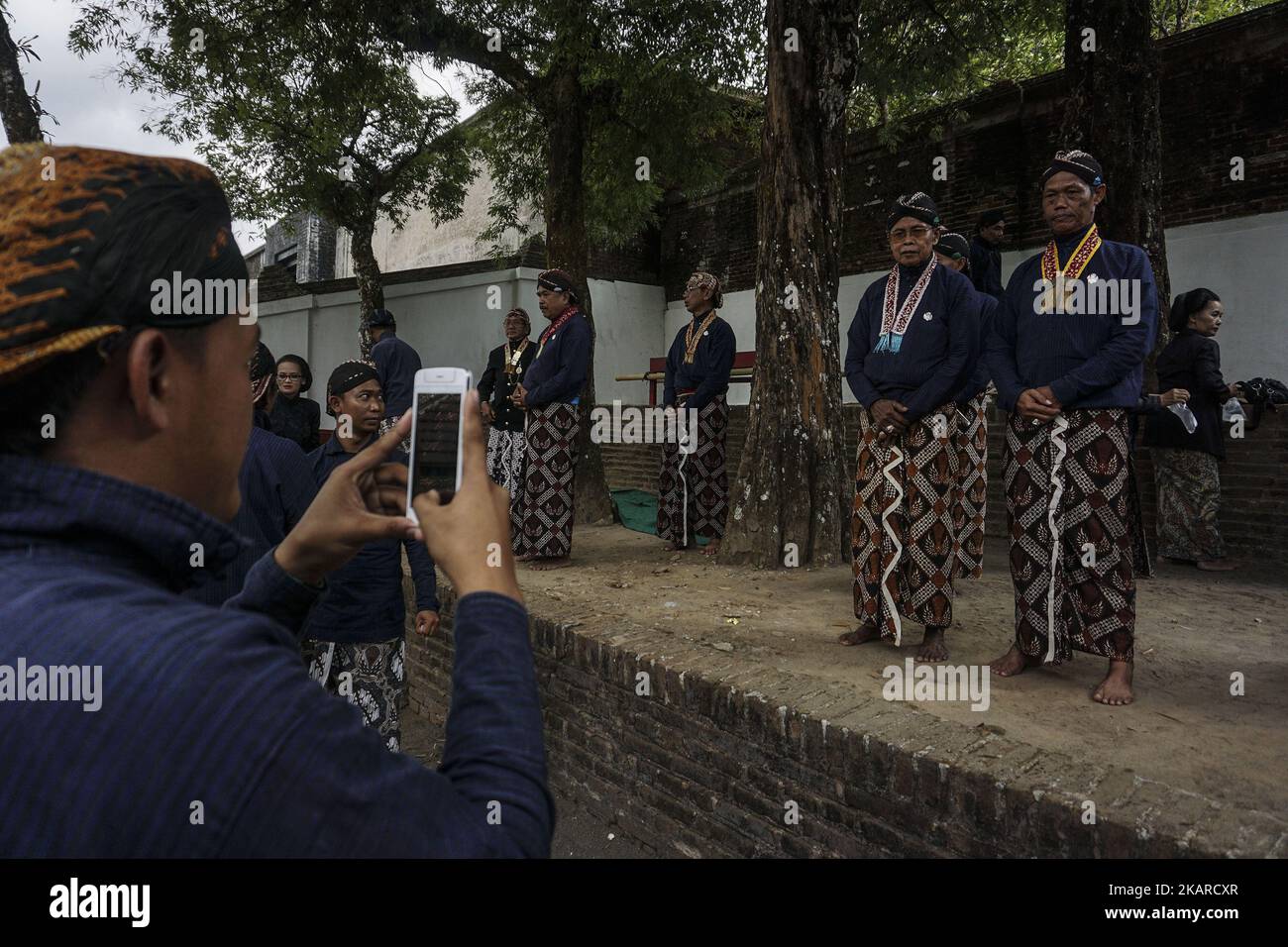Il popolo giavanese segue il rituale della cerimonia di Nguras Enceh nel complesso dei Re Tomba Mataram a Yogyakarta, Indonesia, il 22 settembre 2017. Enceh drenò una processione e riempì l'acqua di ritorno quattro enceh (grande barile) che si tiene ogni mese di Muharram (calendario islamico) o Suro (calendario giavanese) dai cortigiani come noto come abdi dalem del Sultanato di Yogyakarta e Surakarta. Si ritiene che l'acqua proveniente dal grande barile sia stata poi afferra dai pellegrini per dare una benedizione e curare la malattia. Nguras Enceh cerimonia tradizione ha un significato scartare le cose cattive e sostituirli con Foto Stock