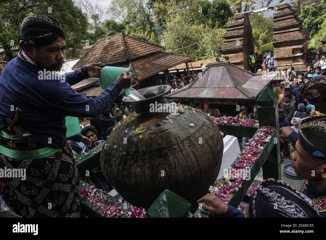 Il popolo giavanese segue il rituale della cerimonia di Nguras Enceh nel complesso dei Re Tomba Mataram a Yogyakarta, Indonesia, il 22 settembre 2017. Enceh drenò una processione e riempì l'acqua di ritorno quattro enceh (grande barile) che si tiene ogni mese di Muharram (calendario islamico) o Suro (calendario giavanese) dai cortigiani come noto come abdi dalem del Sultanato di Yogyakarta e Surakarta. Si ritiene che l'acqua proveniente dal grande barile sia stata poi afferra dai pellegrini per dare una benedizione e curare la malattia. Nguras Enceh cerimonia tradizione ha un significato scartare le cose cattive e sostituirli con Foto Stock
