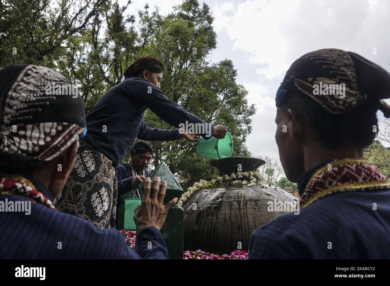 Il popolo giavanese segue il rituale della cerimonia di Nguras Enceh nel complesso dei Re Tomba Mataram a Yogyakarta, Indonesia, il 22 settembre 2017. Enceh drenò una processione e riempì l'acqua di ritorno quattro enceh (grande barile) che si tiene ogni mese di Muharram (calendario islamico) o Suro (calendario giavanese) dai cortigiani come noto come abdi dalem del Sultanato di Yogyakarta e Surakarta. Si ritiene che l'acqua proveniente dal grande barile sia stata poi afferra dai pellegrini per dare una benedizione e curare la malattia. Nguras Enceh cerimonia tradizione ha un significato scartare le cose cattive e sostituirli con Foto Stock