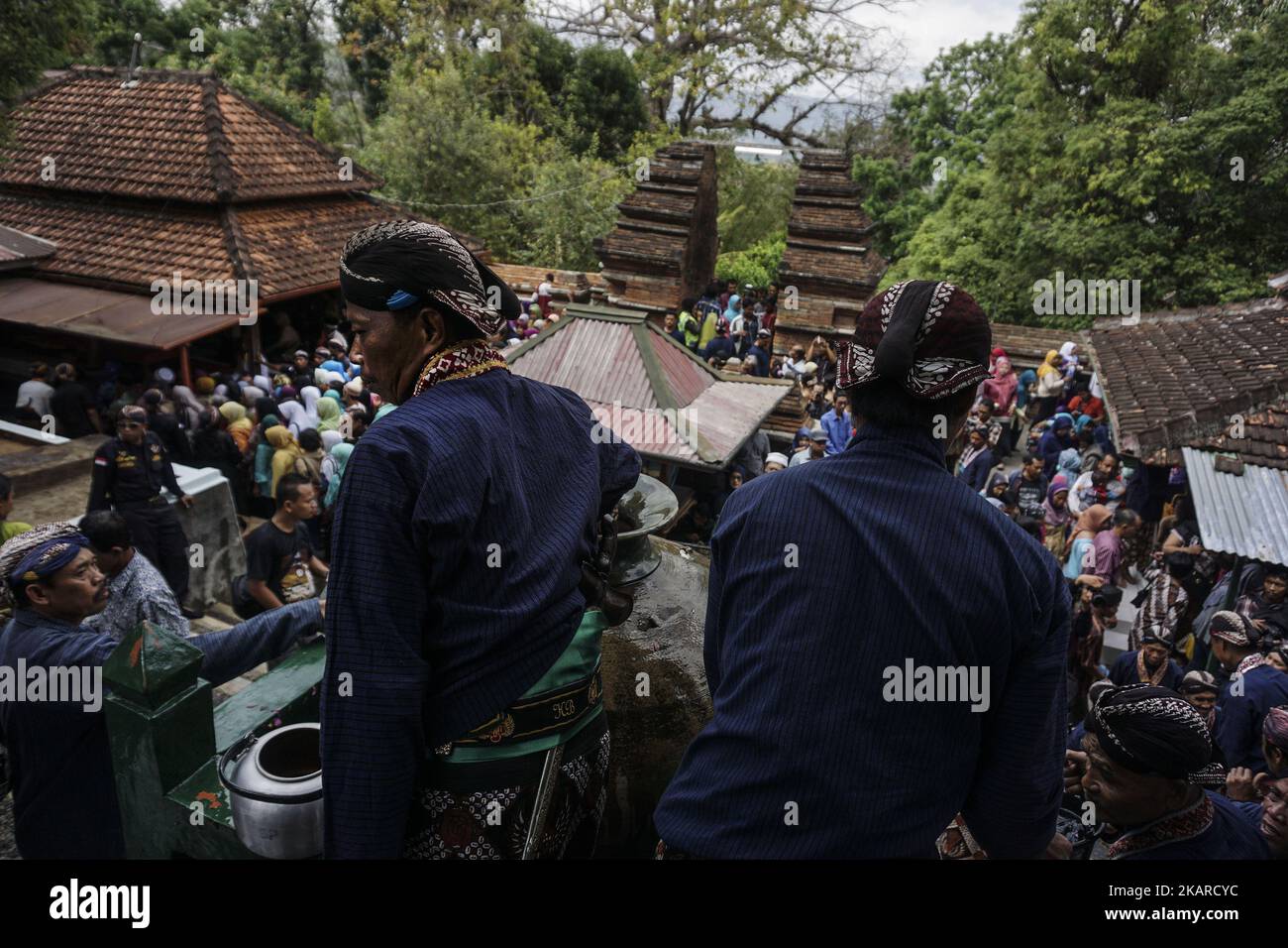 Il popolo giavanese segue il rituale della cerimonia di Nguras Enceh nel complesso dei Re Tomba Mataram a Yogyakarta, Indonesia, il 22 settembre 2017. Enceh drenò una processione e riempì l'acqua di ritorno quattro enceh (grande barile) che si tiene ogni mese di Muharram (calendario islamico) o Suro (calendario giavanese) dai cortigiani come noto come abdi dalem del Sultanato di Yogyakarta e Surakarta. Si ritiene che l'acqua proveniente dal grande barile sia stata poi afferra dai pellegrini per dare una benedizione e curare la malattia. Nguras Enceh cerimonia tradizione ha un significato scartare le cose cattive e sostituirli con Foto Stock