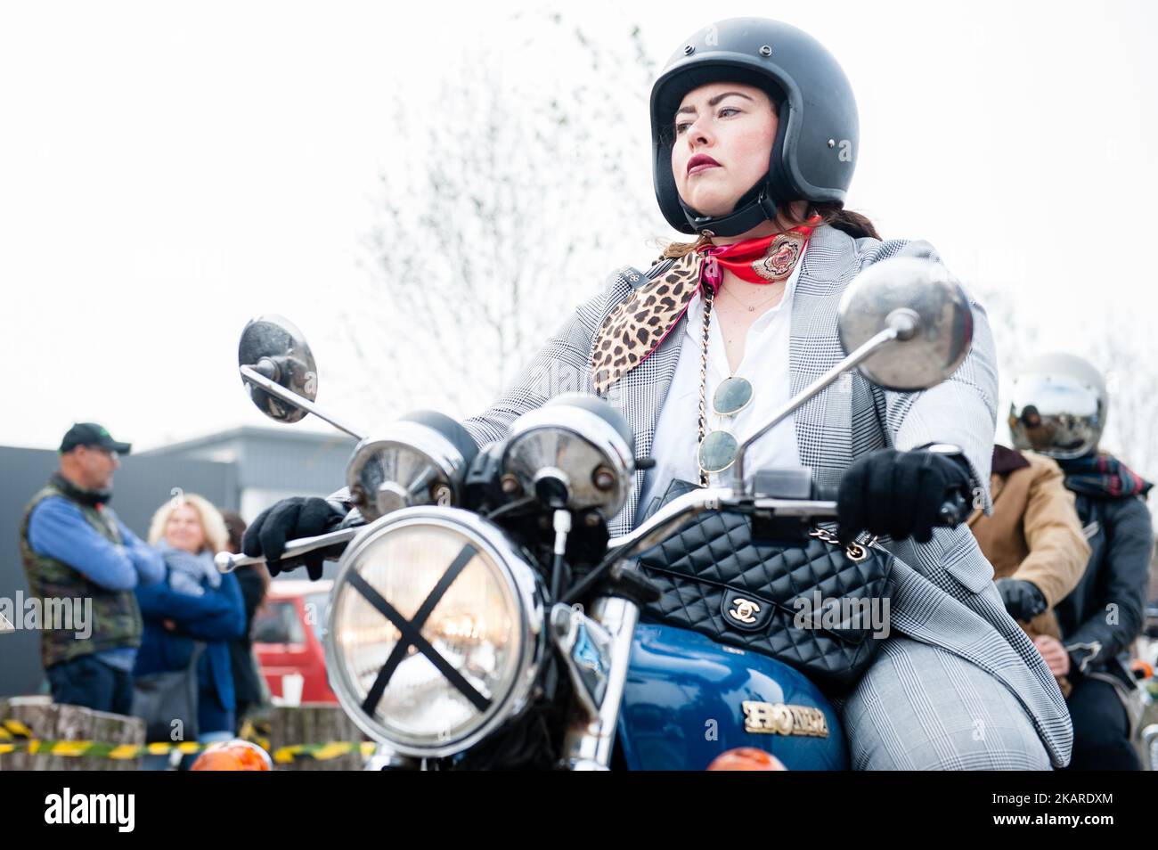 Partecipa all'annuale 'Distinguished Gentleman's Ride' di Amsterdam, Paesi Bassi, il 24th settembre 2017. Per il sesto anno consecutivo, le strade di tutto il mondo si umilieranno con la melodia dei motori classici e vintage a sostegno dell’illustre Gentleman’s Ride, che quest’anno sostiene il cancro alla prostata globale e la salute mentale gestita dal nostro partner benefico ufficiale, la Movember Foundation. Quest’anno, l’illustre Gentleman’s Ride cerca di unire 70.000 piloti in 600 città in 95 paesi, con l’obiettivo di raccogliere $5 milioni di dollari per la salute degli uomini per conto di Carity partn Foto Stock