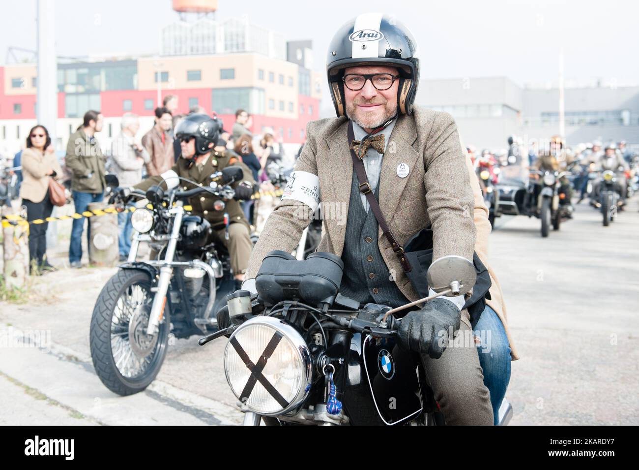 Partecipa all'annuale 'Distinguished Gentleman's Ride' di Amsterdam, Paesi Bassi, il 24th settembre 2017. Per il sesto anno consecutivo, le strade di tutto il mondo si umilieranno con la melodia dei motori classici e vintage a sostegno dell’illustre Gentleman’s Ride, che quest’anno sostiene il cancro alla prostata globale e la salute mentale gestita dal nostro partner benefico ufficiale, la Movember Foundation. Quest’anno, l’illustre Gentleman’s Ride cerca di unire 70.000 piloti in 600 città in 95 paesi, con l’obiettivo di raccogliere $5 milioni di dollari per la salute degli uomini per conto di Carity partn Foto Stock