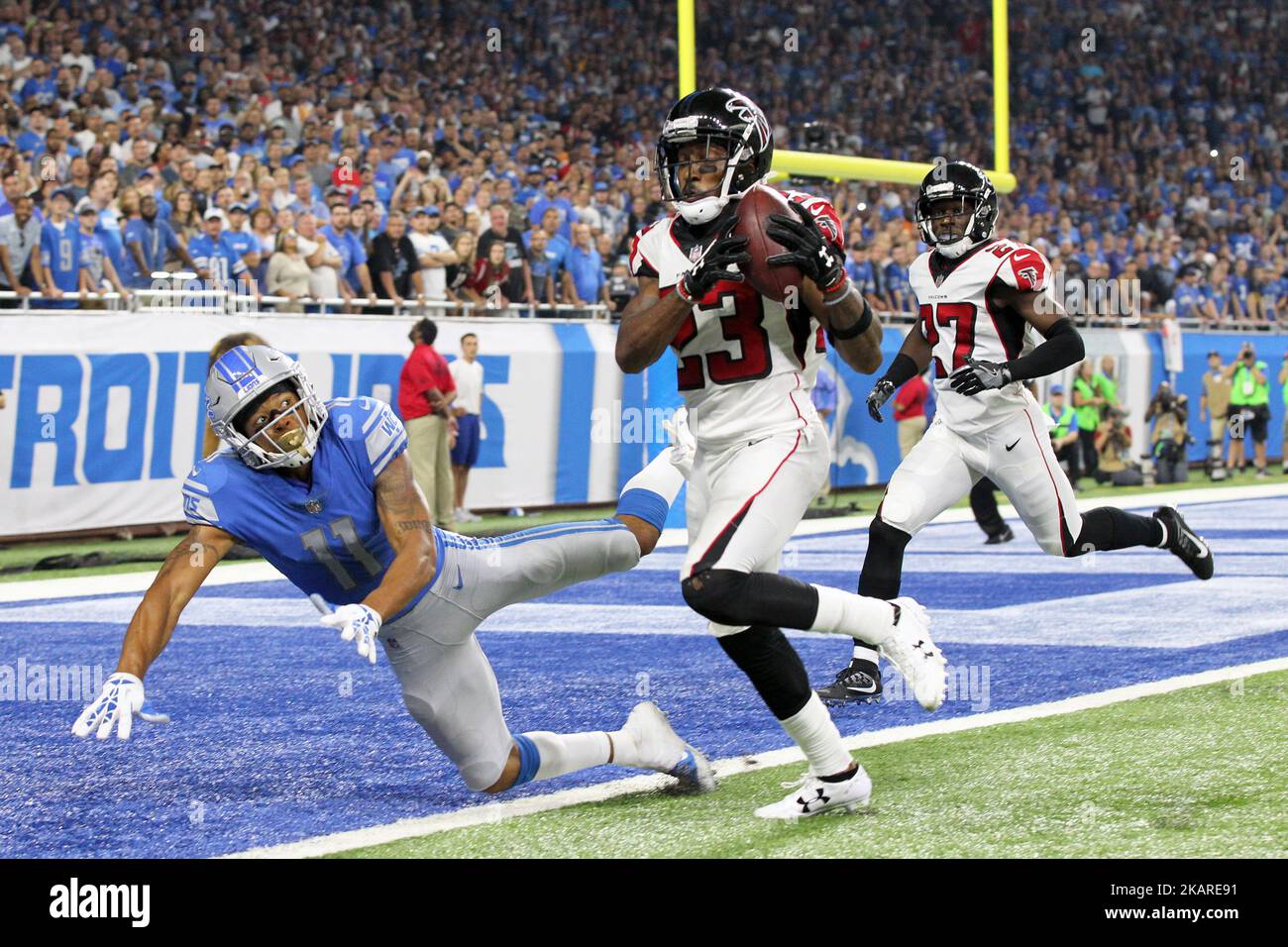 Il Cornerback di Atlanta Falcons Robert Alford (23) corre la palla durante la seconda metà di una partita di football della NFL contro i Detroit Lions a Detroit, Michigan, il 24 settembre 2017. (Foto di Jorge Lemus/NurPhoto) Foto Stock