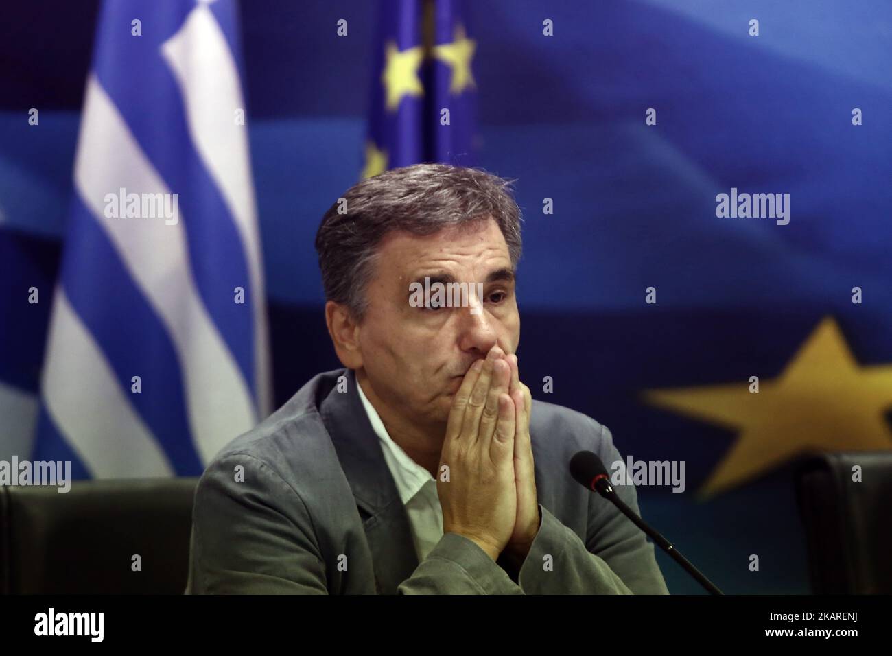 Il Ministro delle Finanze greco Euclid Tsakalotos durante una conferenza stampa congiunta con il capo dell'Eurogruppo presso il Ministero delle Finanze, tenutasi ad Atene il 25 settembre 2017. T (Foto di Panayotis Tzamaros/NurPhoto) Foto Stock