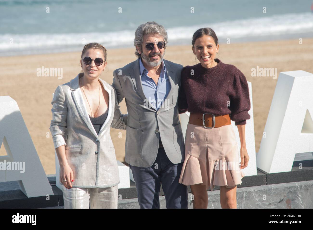 (L-R) attrice Dolores Fonzi, attore Ricardo Darin e attrice Elena Anaya partecipano alla fotocellula 'la Cordillera' durante il 65th San Sebastian International Film Festival il 26 settembre 2017 a San Sebastian, Spagna. (Foto di COOLMedia/NurPhoto) Foto Stock