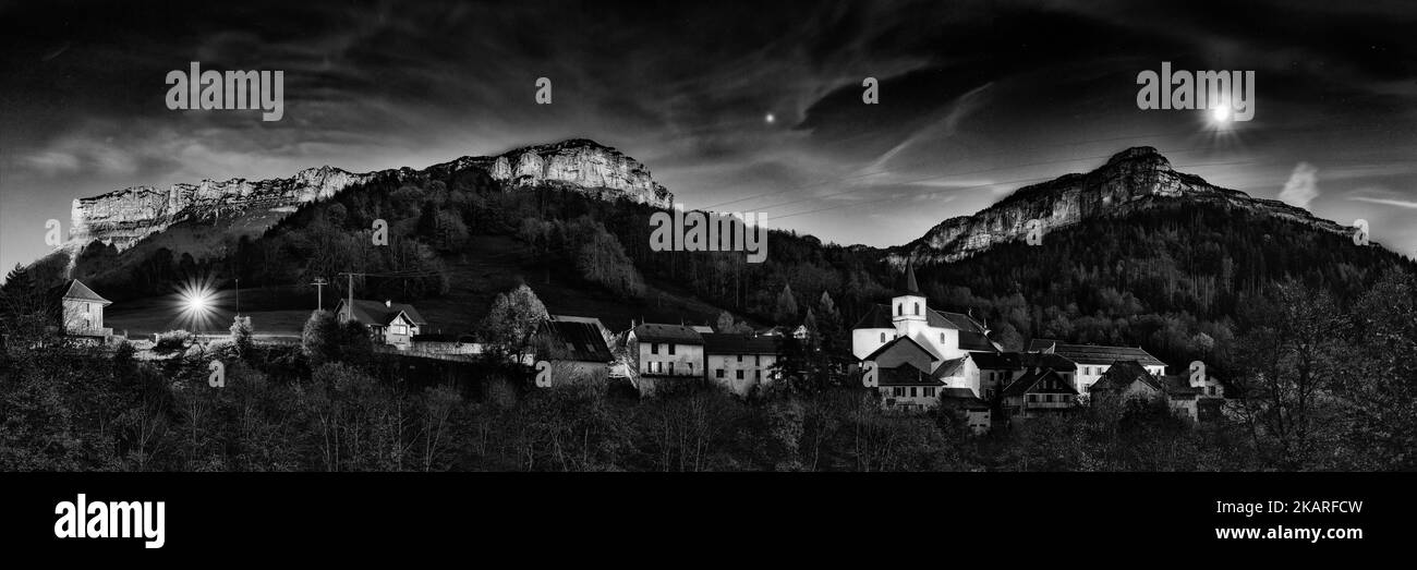 Un panorama di Entremont-le-Vieux di notte Foto Stock