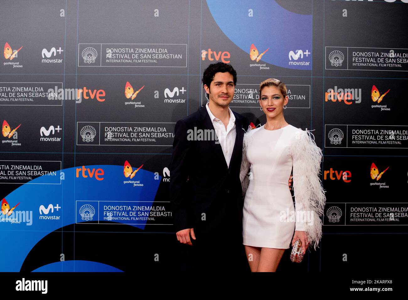 Ricardo Mario Darin 'Chino Darin' e la ragazza attrice spagnola Ursula Corbero partecipano alla prima 'la Cordillera' durante il 65th San Sebastian International Film Festival il 26 settembre 2017 a San Sebastian, Spagna. (Foto di COOLMedia/NurPhoto) Foto Stock