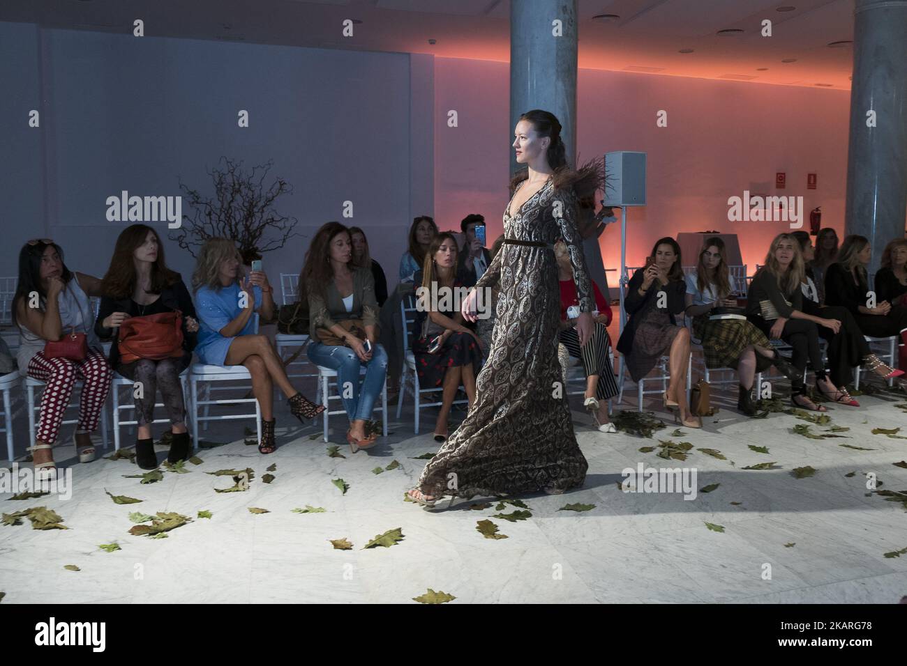 Sfilata di modelli durante lo spettacolo dell'alta couture del TOT HOM 2017 nel palazzo di Nettuno a Madrid il 26 settembre 2017. (Foto di Oscar Gonzalez/NurPhoto) Foto Stock