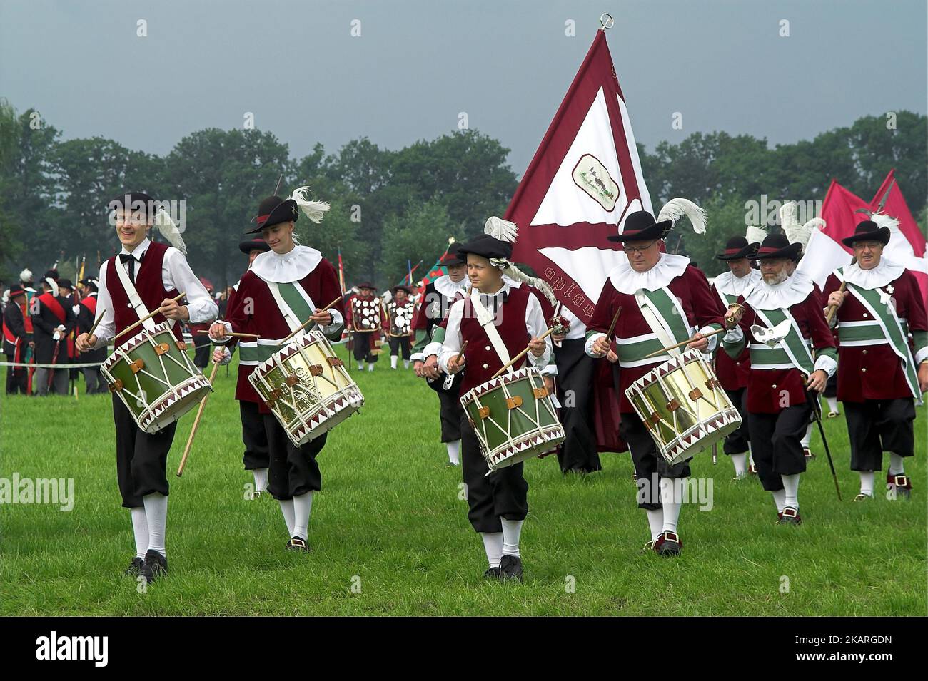 Heeswijk, Paesi Bassi, Niederlande, Europäische Gemeinschaft Historischer Schützen; processione in marcia con batteria e striscioni in costumi storici Foto Stock