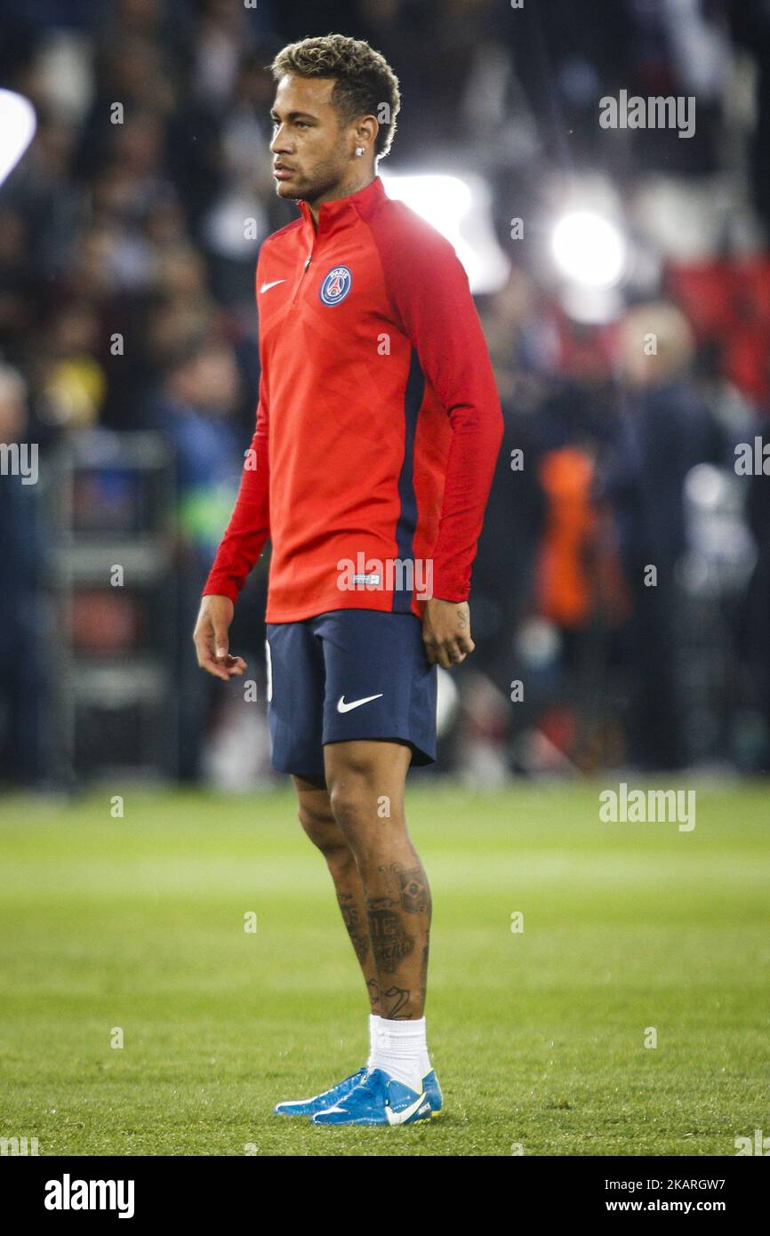 L'avanzata brasiliana di Parigi Saint-Germain Neymar guarda al warm up prima della partita di calcio della UEFA Champions League tra Parigi Saint-Germain e Bayern Monaco il 27 settembre 2017 allo stadio Parc des Princes di Parigi. (Foto di Geoffroy Van der Hasselt/NurPhoto) Foto Stock