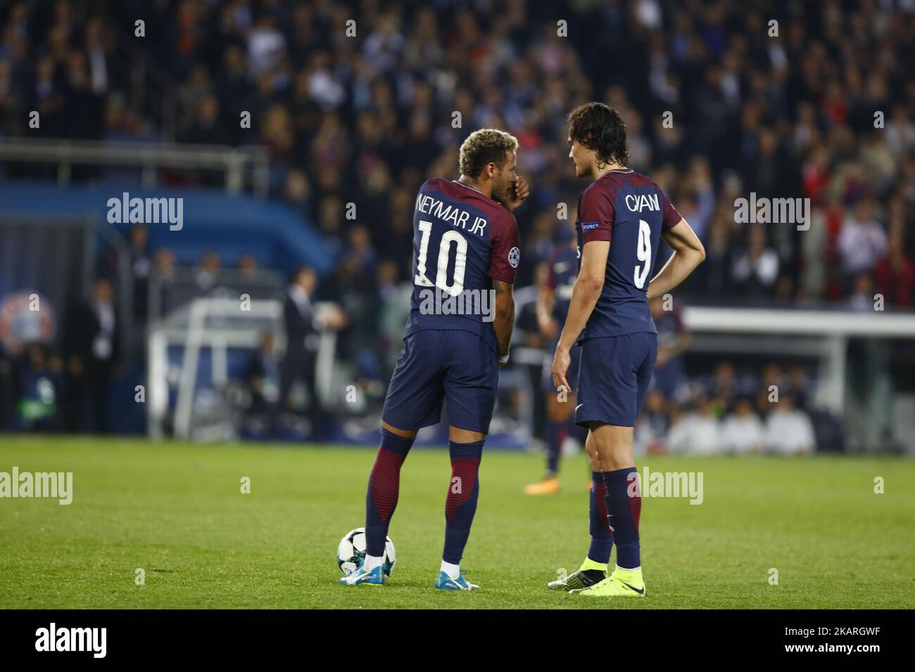 Il forward brasiliano di Parigi Saint-Germain Neymar (L) e il forward uruguayano di Parigi Saint-Germain Edinson Cavani parla prima di un calcio di punizione durante la partita di calcio della UEFA Champions League tra Parigi Saint-Germain e Bayern Monaco il 27 settembre 2017 allo stadio Parc des Princes di Parigi. (Foto di Mehdi Taamallah/NurPhoto) Foto Stock