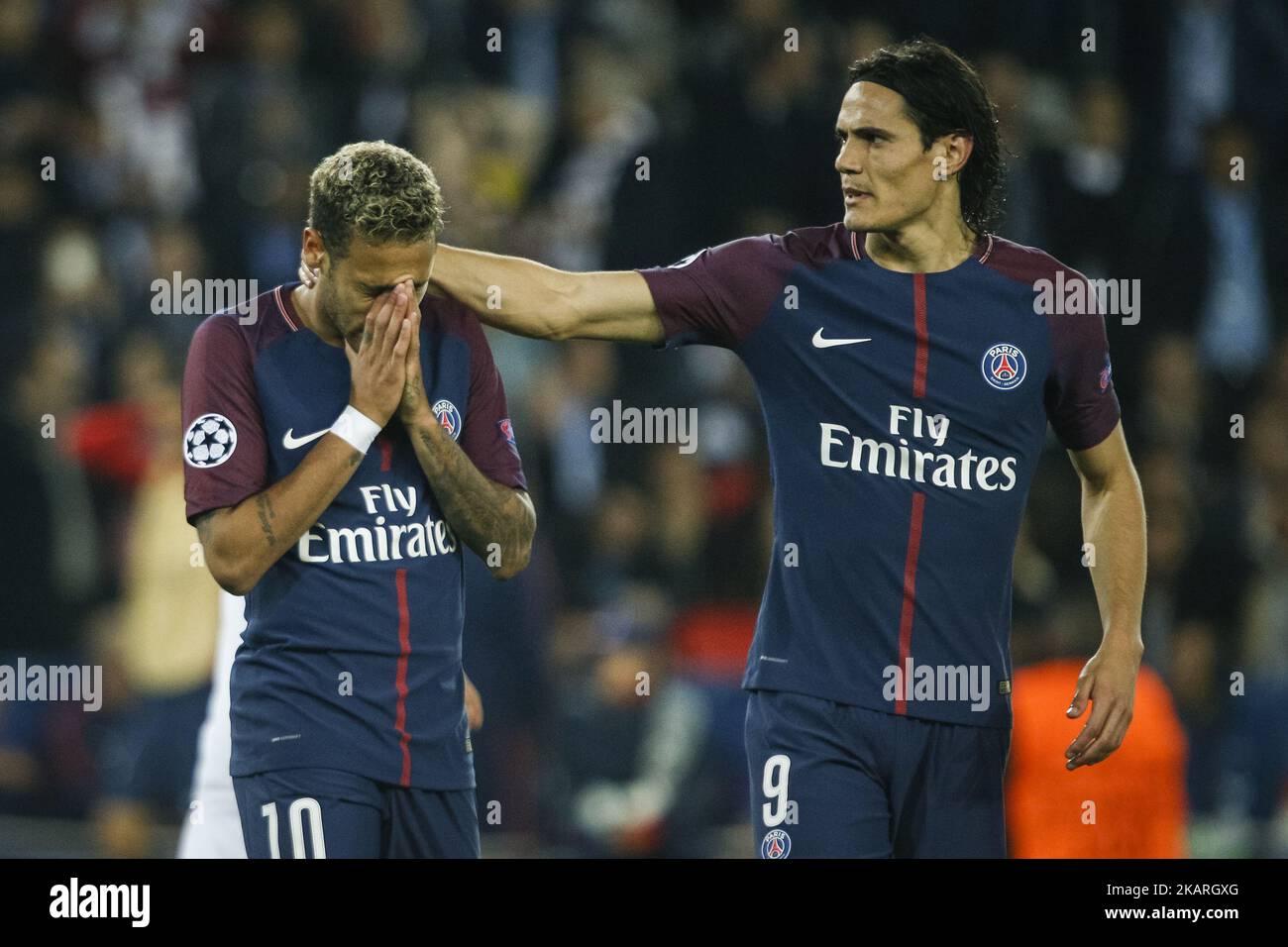 Parigi l'uruguayano Edinson Cavani (R) di Saint-Germain comforta il brasiliano Neymar di Parigi durante la partita di calcio UEFA Champions League tra Parigi Saint-Germain e Bayern Monaco il 27 settembre 2017 allo stadio Parc des Princes di Parigi. (Foto di Geoffroy Van der Hasselt/NurPhoto) Foto Stock