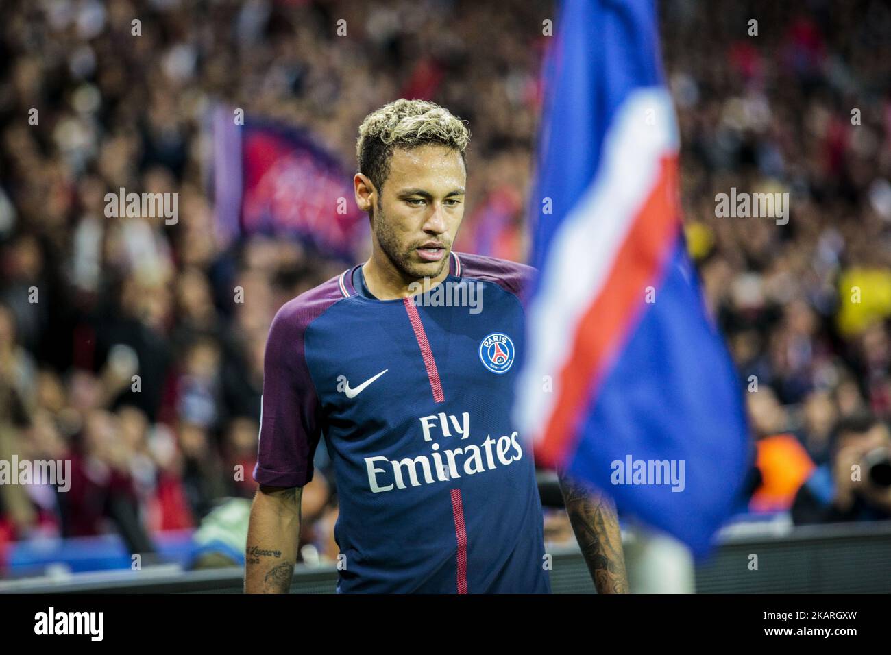 Il forward brasiliano di Parigi Saint-Germain, Neymar, è stato raffigurato durante la partita di calcio della UEFA Champions League tra Parigi Saint-Germain e Bayern Monaco il 27 settembre 2017 allo stadio Parc des Princes di Parigi. (Foto di Geoffroy Van der Hasselt/NurPhoto) Foto Stock