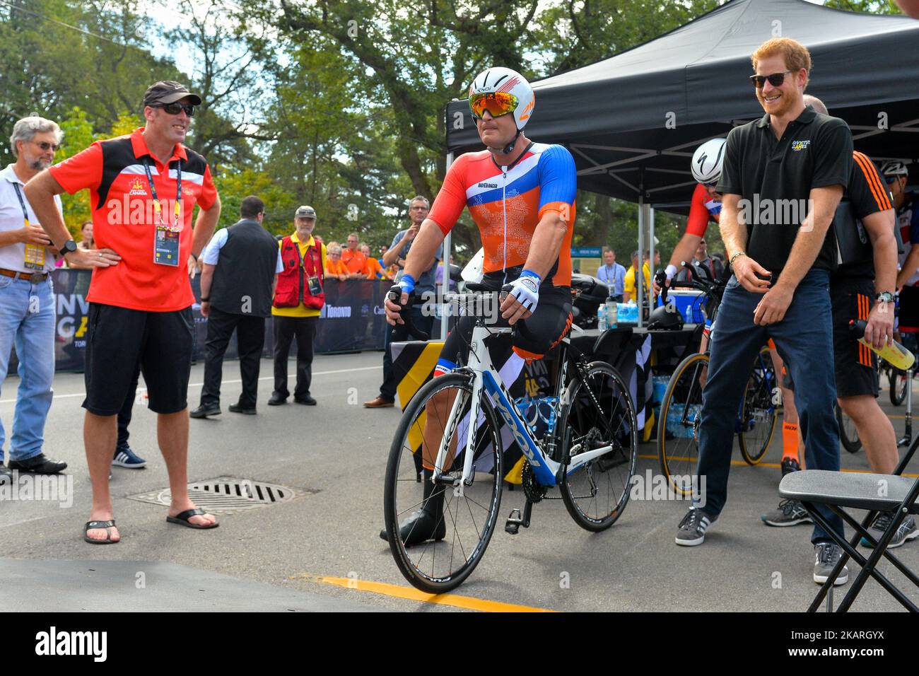 Sua altezza reale Principe Harry incontro con i concorrenti durante i Giochi Invictus a Toronto, Canada, il 26 settembre 2017. (Foto di Anatoliy Cherkasov/NurPhoto) Foto Stock