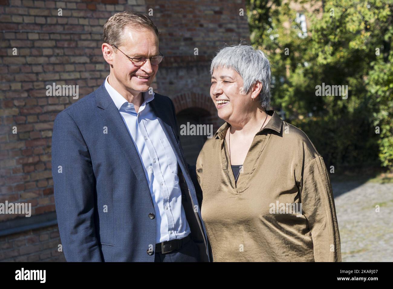 Il sindaco di Berlino Michael Mueller (L) e co-fondatore della moschea Ibn Rushd-Goethe, avvocato e attivista di diritto femminile Seyran Ates (R) a Berlino, Germania il 29 settembre 2017. (Foto di Emmanuele Contini/NurPhoto) Foto Stock