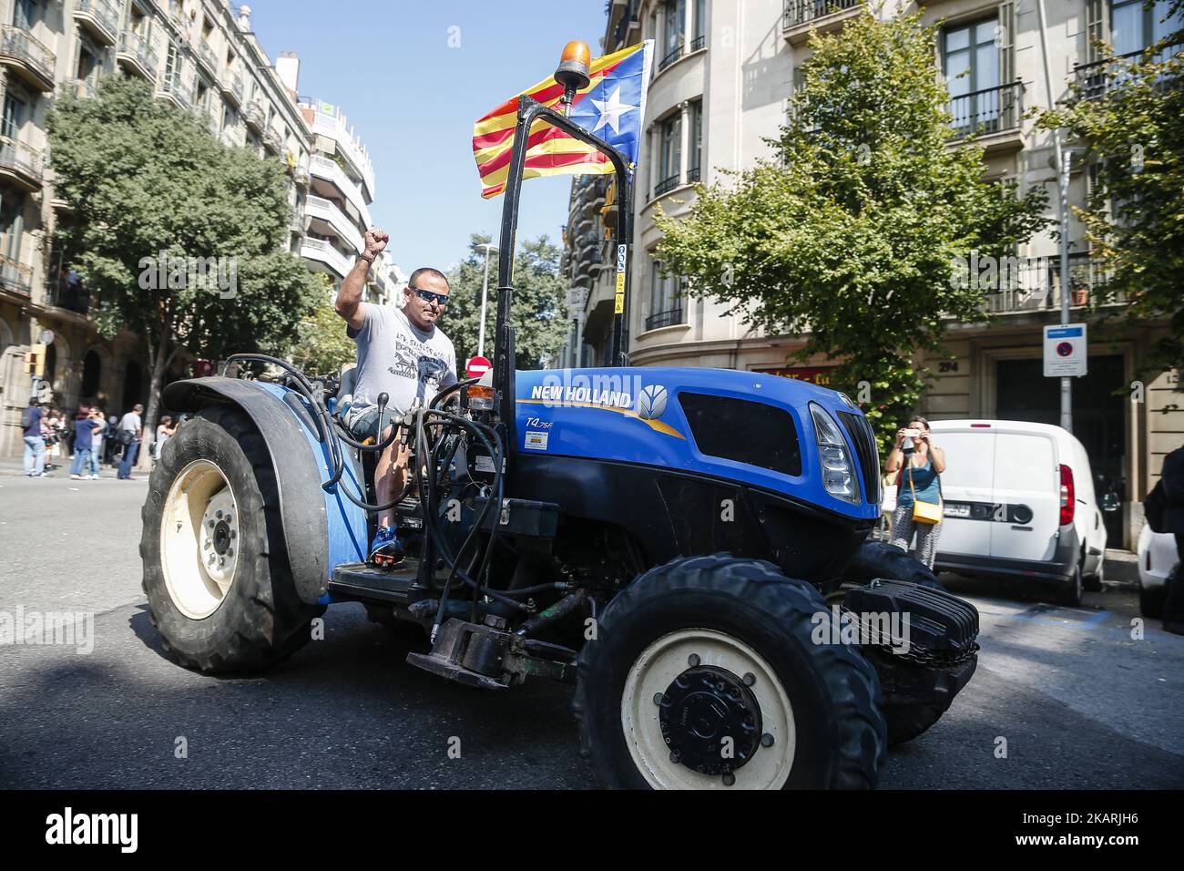 Indipendenza manifestazione dell'Associazione degli agricoltori con i loro trattori a favore del diritto di voto in Catalogna il 29th settembre 2017 a Barcellona, Spagna. (Foto di Urbanandsport/NurPhoto) Foto Stock