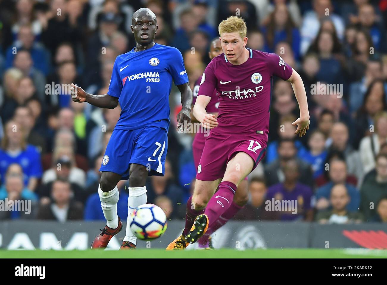 Il centrocampista di Manchester Kevin de Bruyne (17) si libera dal Chelsea Midfielder Ngolo Kante (7) durante la partita della Premier League tra Chelsea e Manchester City a Stamford Bridge, Londra, Inghilterra il 30 settembre 2016. (Foto di Kieran Galvin/NurPhoto) Foto Stock