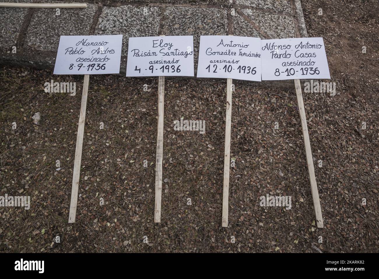 Striscioni con i nomi delle persone uccise dalla dittatura fascista dopo la guerra civile spagnola nel villaggio di Estepar, Spagna, il 30 settembre 2017. I resti umani sono stati scoperti da antiche tombe collettive anonime e sono stati rellocati in nuove tombe dopo l'identificazione. (Foto di Celestino Arce/NurPhoto) Foto Stock