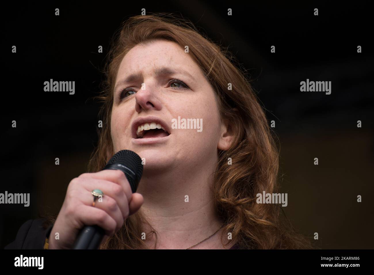 Alison McGovern MP, membro del Parlamento per Wirral South, co-presidente del gruppo parlamentare di tutti i partiti amici della Siria e presidente della Campagna del lavoro per il mercato unico, interviene alla manifestazione '#StopBrexit' a Manchester, Regno Unito, 1 ottobre 2017. La manifestazione si è tenuta per fermare il processo Brexit e garantire che il Regno Unito (Regno Unito) rimanga un membro a pieno titolo dell’Unione europea (UE). (Foto di Jonathan Nicholson/NurPhoto) Foto Stock