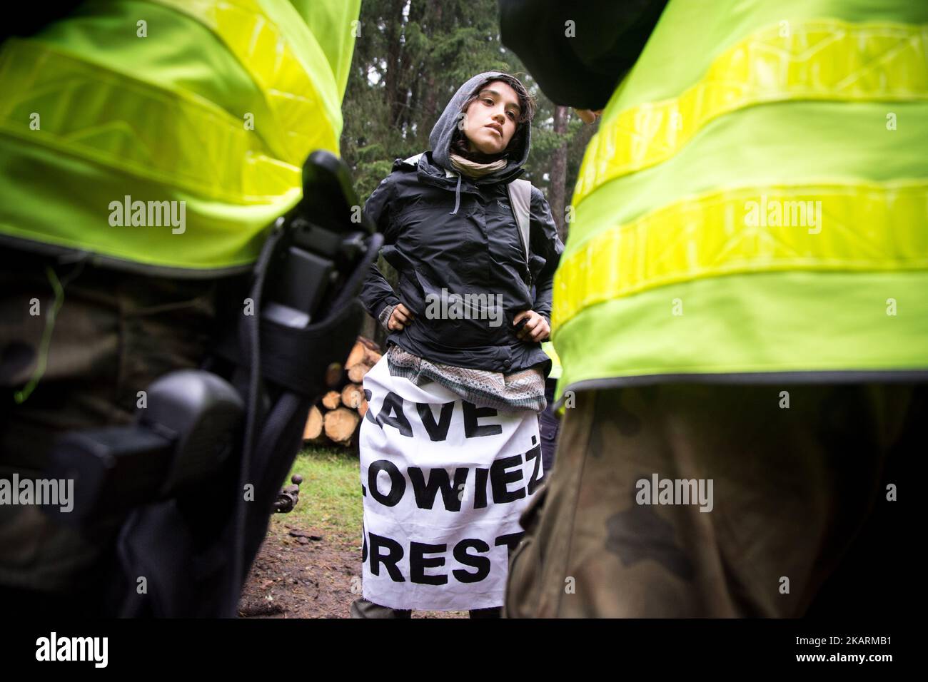 Donna attivista durante l'interrogazione da parte della Guardia di frontiera dopo il blocco di Harvester. Bialowieski foresta il 22 settembre 2017. (Foto di Maciej Luczniewski/NurPhoto) Foto Stock