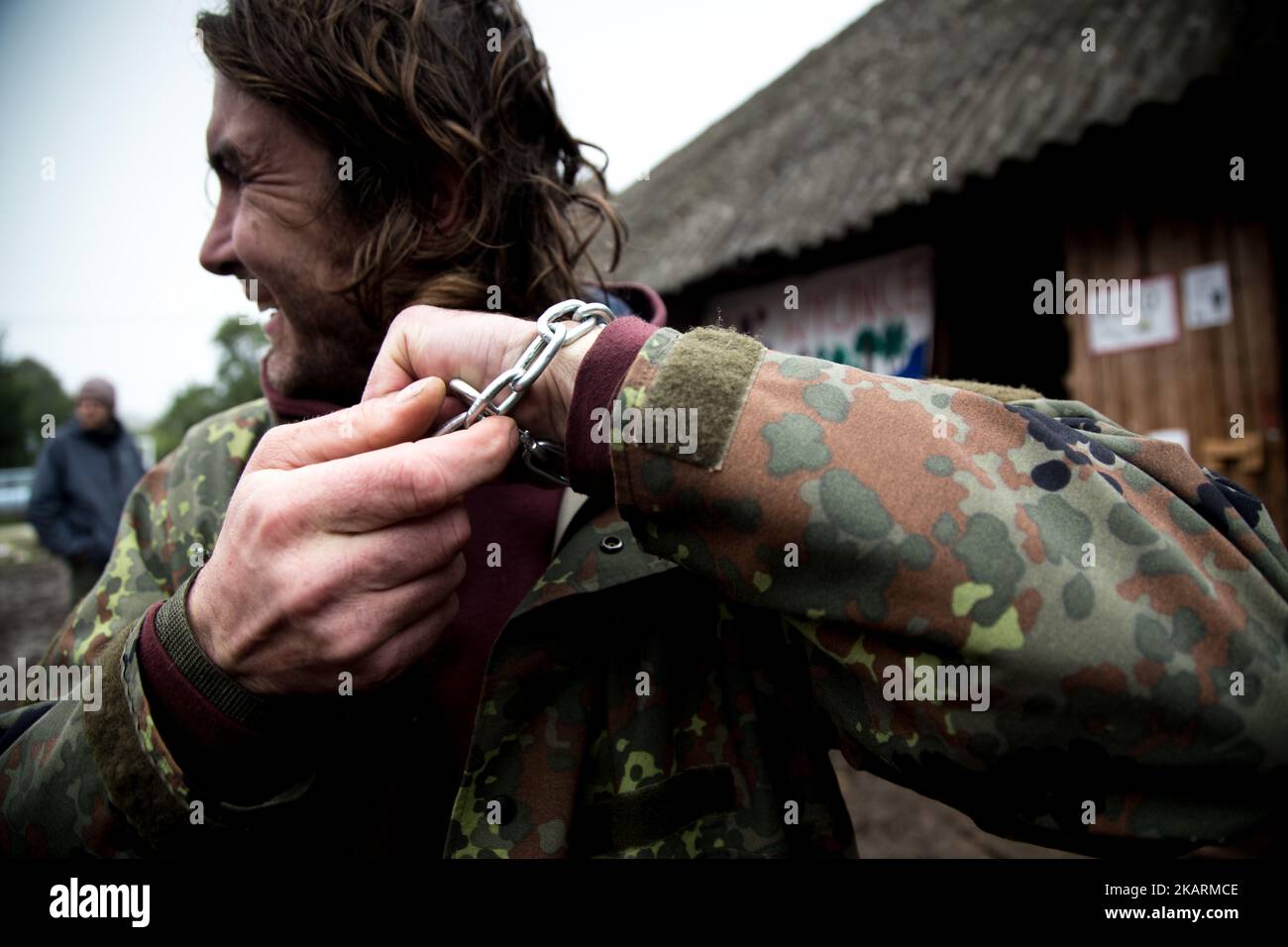 L'attivista si prepara all'azione mettendo la catena sulle sue mani. 'Campo per la Foresta' Pogorzelce vicino Bialowieza il 22 settembre 2017. (Foto di Maciej Luczniewski/NurPhoto) Foto Stock