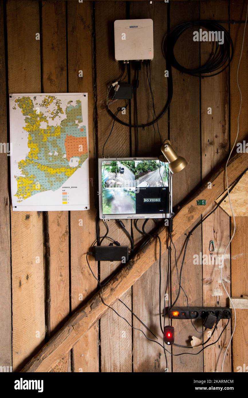 Quartier generale degli attivisti. A sinistra: Mappa dei settori forestali Bialowieski. A destra: Monitoraggio del campo. 'Campo per la Foresta' Pogorzelce vicino Bialowieza il 21 settembre 2017. (Foto di Maciej Luczniewski/NurPhoto) Foto Stock