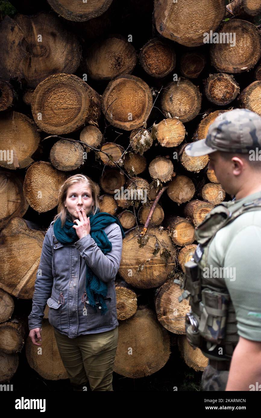 Una donna attivista fuma una sigaretta durante il colloquio con Forest Ranger dopo il blocco di Harvester. Bialowieski foresta il 22 settembre 2017. (Foto di Maciej Luczniewski/NurPhoto) Foto Stock
