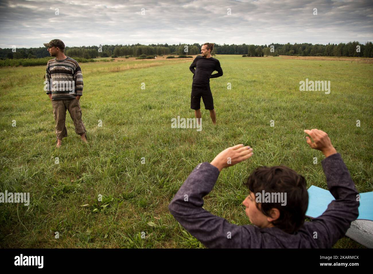 Attivista durante gli esercizi mattutini. 'Campo per la Foresta' Pogorzelce vicino Bialowieza il 15 agosto 2017. (Foto di Maciej Luczniewski/NurPhoto) Foto Stock