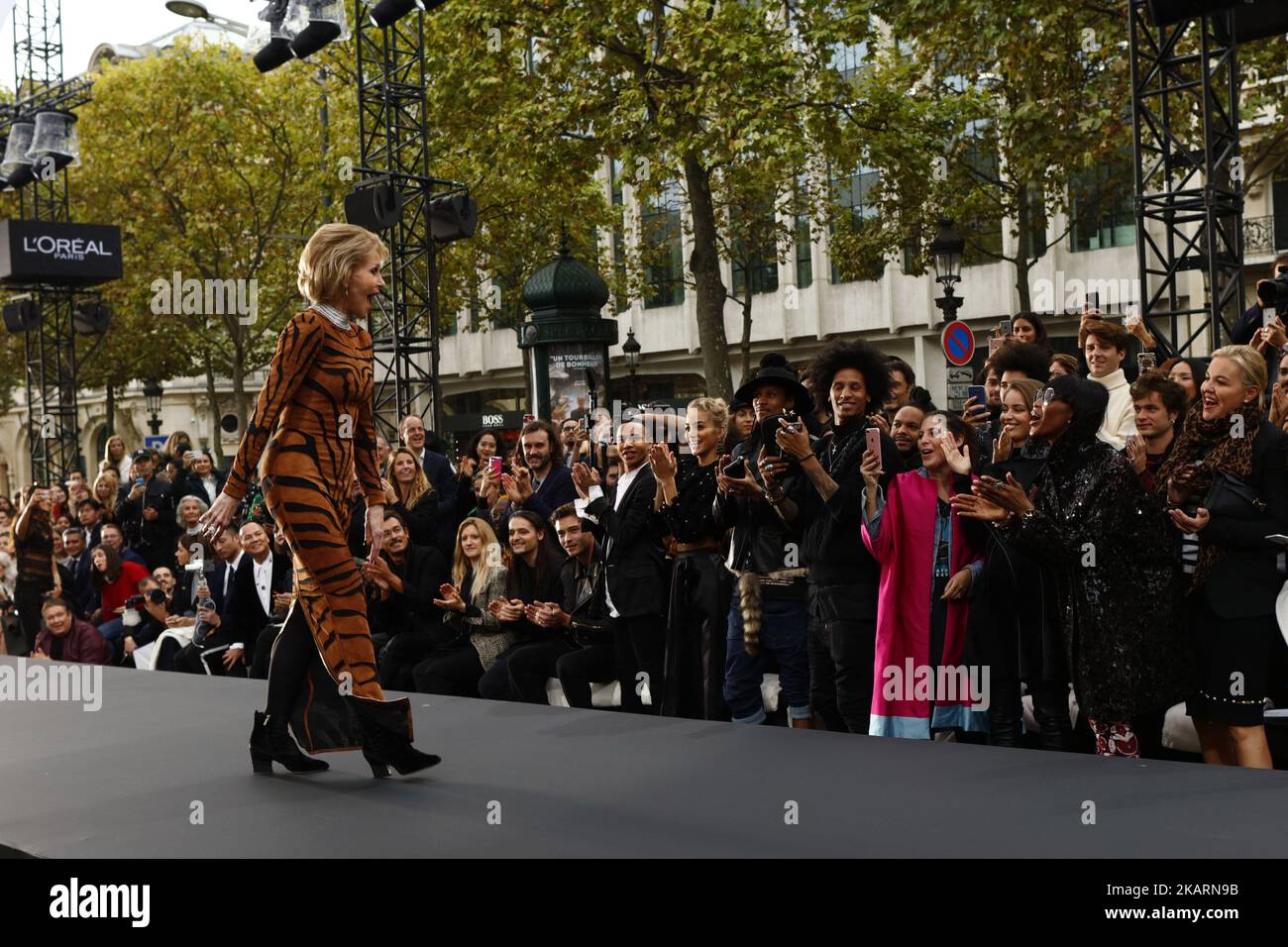 Jane fonda si ferma per salutare Naomi Campbell sulla pista durante lo spettacolo le defile l'Oreal Paris come parte della settimana della moda di Parigi Womenswear Primavera/Estate 2018 il 1 ottobre 2017 presso gli Champs Elysees Avenue a Parigi, Francia. (Foto di Mehdi Taamallah / NurPhoto) Foto Stock