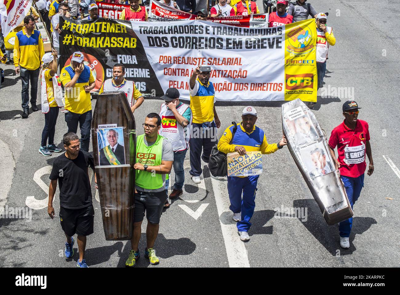 I lavoratori postali in sciopero dal settembre 20 stanno facendo un atto e marcia per le strade di São Paulo. La Federazione Nazionale dei lavoratori postali, telegrafo e simili (Fentect), che ha 31 sindacati affiliati, ha dichiarato uno sciopero sul 20th. Essi sono contrari al progetto di privatizzazione della posta da parte del governo Temer. La Poste ha inserito l'elenco delle aziende statali che il governo federale intende privatizzare. "La situazione finanziaria della Poste, per le informazioni che (Ministero della Pianificazione) ci ha e ci passa, è molto difficile. Perché, da una tecnica Foto Stock