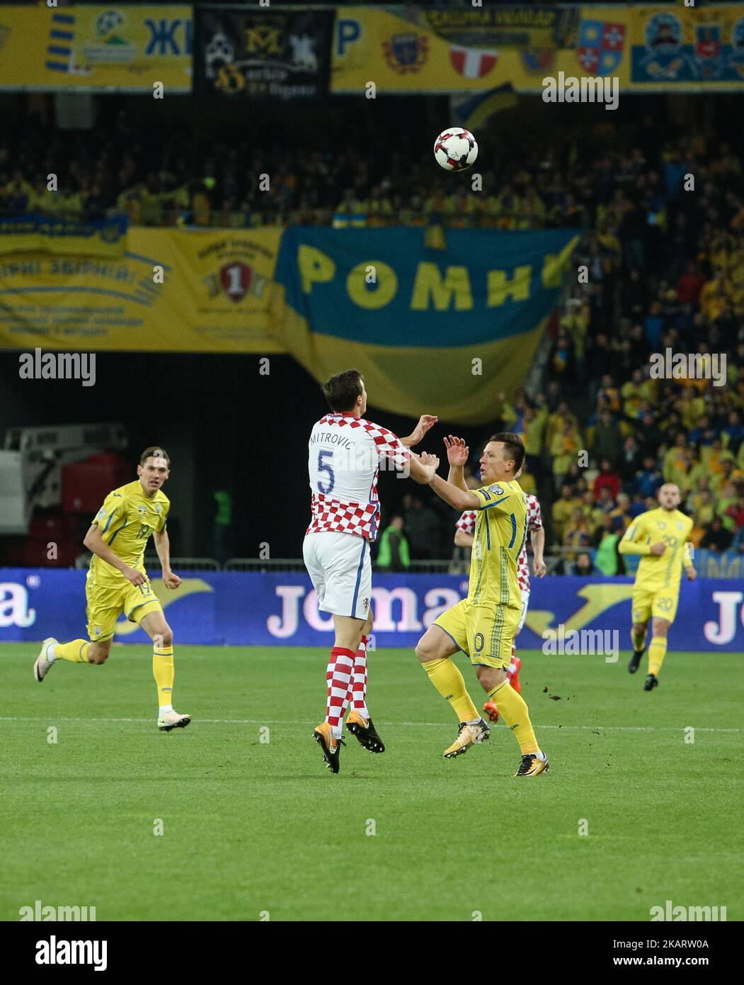 Yevhen Konoplyanka (R) dell'Ucraina in azione contro Matej Mitrovic (C) della Croazia durante il qualificatore di Coppa del mondo FIFA 2018 Group i tra Ucraina e Croazia allo Stadio Olimpico di Kiev il 9 ottobre 2017 a Kiev, Ucraina. L'Ucraina non riesce a raggiungere i play-off in quanto perde 2-0.(Foto di Sergii Kharchenko/NurPhoto) Foto Stock