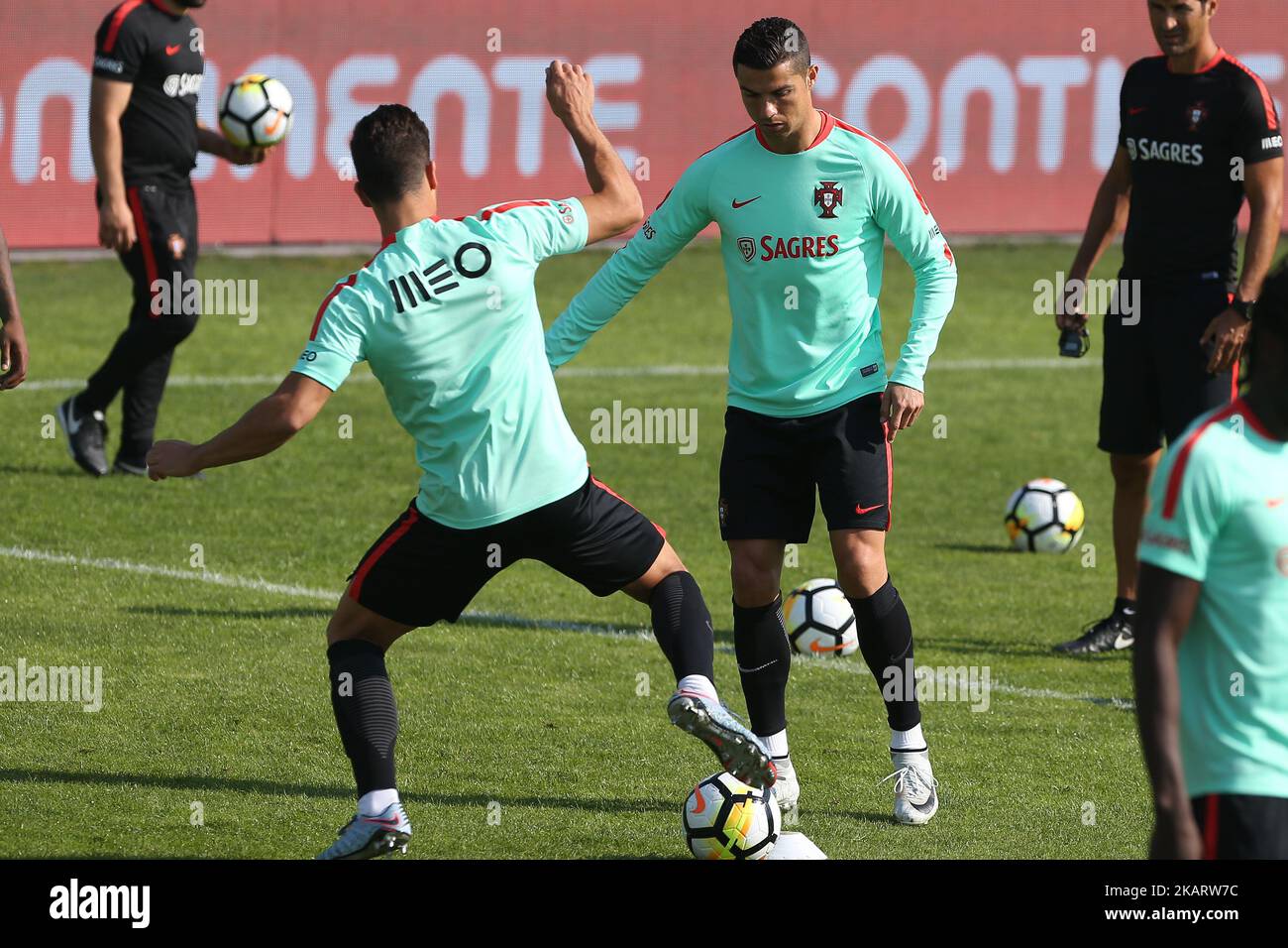 Il portoghese inoltra Cristiano Ronaldo in azione durante la sessione di formazione nazionale prima della partita tra Portogallo e Svizzera al City Football di Oeiras, Lisbona, Portogallo, il 9 ottobre 2017. (Foto di Bruno Barros / DPI / NurPhoto) Foto Stock