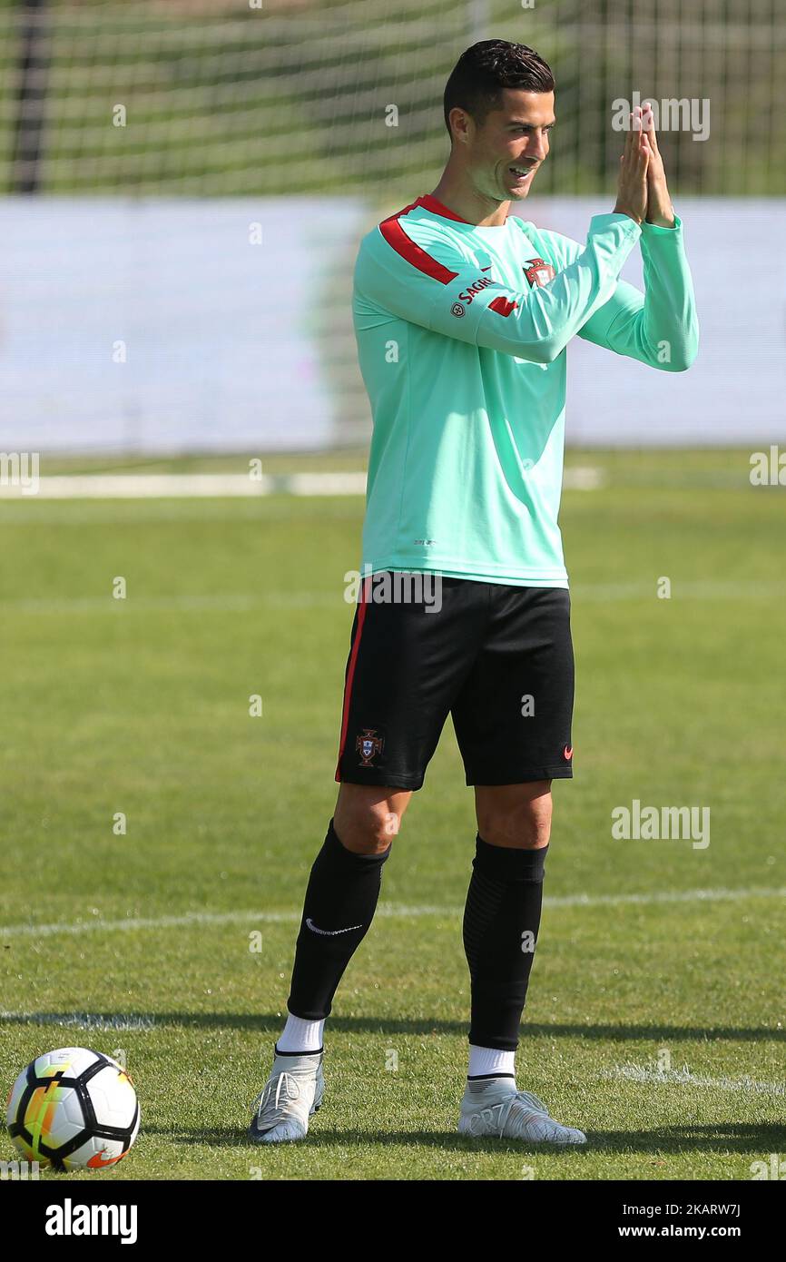 Il portoghese inoltra Cristiano Ronaldo in azione durante la sessione di formazione nazionale prima della partita tra Portogallo e Svizzera al City Football di Oeiras, Lisbona, Portogallo, il 9 ottobre 2017. (Foto di Bruno Barros / DPI / NurPhoto) Foto Stock