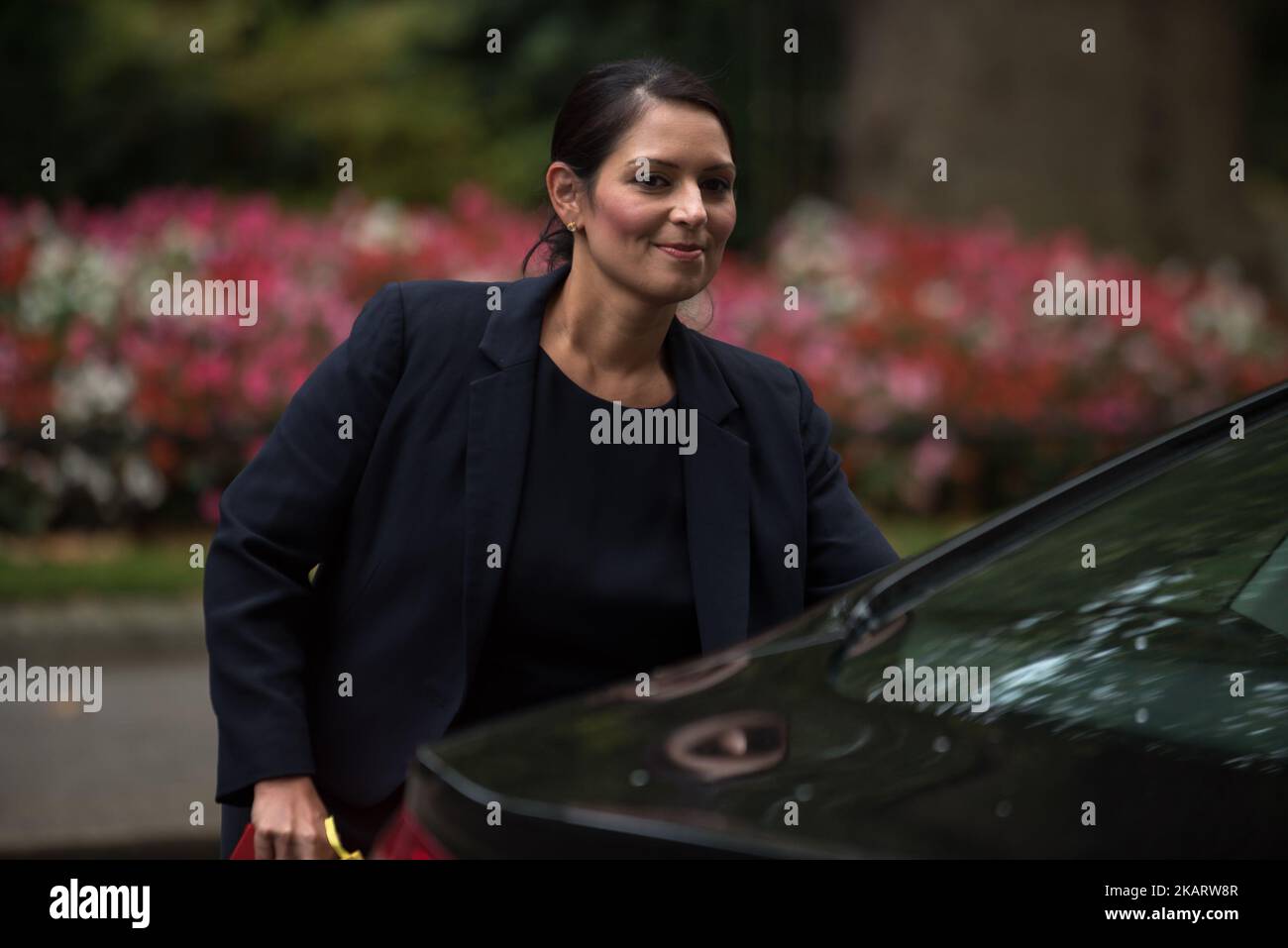 Il Segretario allo sviluppo Internazionale Priti Patel lascia Downing Street, a seguito di una riunione del Gabinetto del 10 ottobre 2017 a Londra, Inghilterra. La riunione del Gabinetto è stata la prima dopo la conferenza del Partito conservatore a Manchester. (Foto di Alberto Pezzali/NurPhoto) Foto Stock