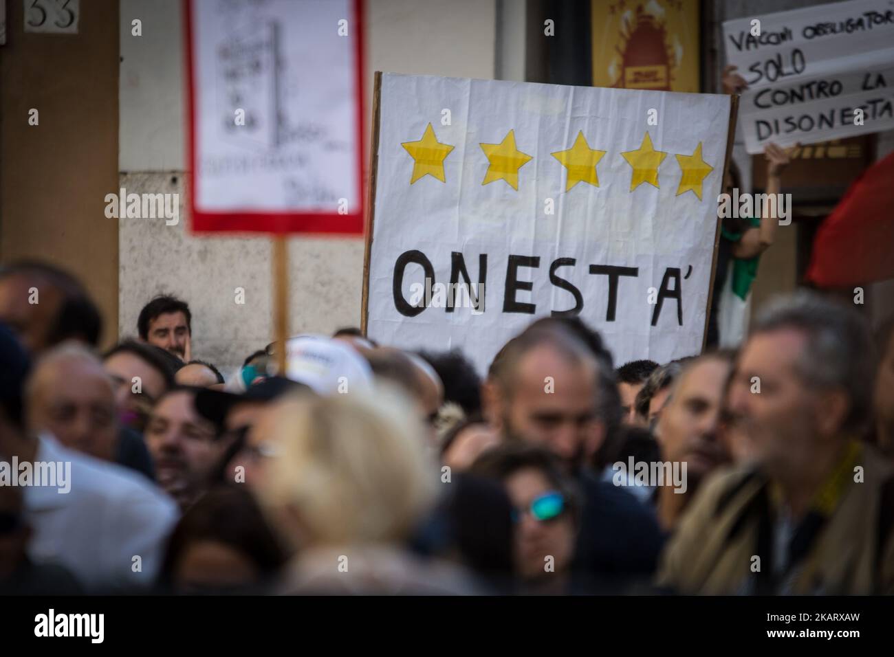 Movimento anti-establishment 5-Star (M5S) protesta al di fuori della Camera bassa contro la decisione del governo di mettere un disegno di legge per una nuova legge elettorale per i voti di fiducia, a Roma, Italia il 12 ottobre 2017 (Foto di Andrea Ronchini/NurPhoto) Foto Stock