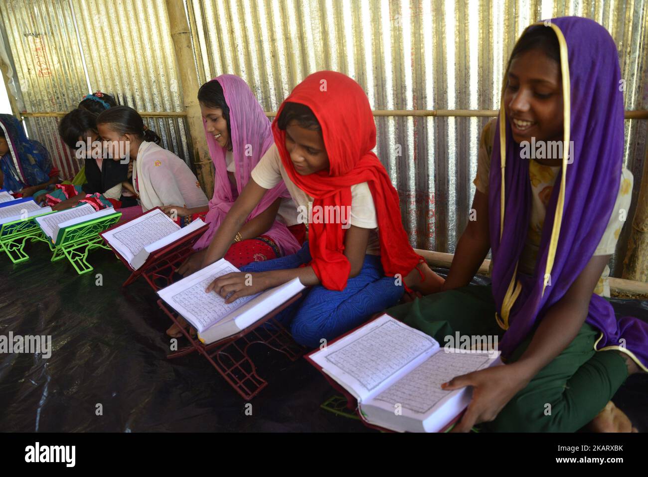 I bambini di Rohingya stanno imparando il Corano in un Madrasa al campo di fortuna di Balukhali nel Bazar di Cox, Bangladesh, il 11 ottobre 2017. Diverse migliaia di Rohingya in fuga dalla violenza in Myanmar sono scese in Bangladesh con notizie ufficiali di bambini che muoiono di fame, spossatezza e febbre tra le ultime ondate di rifugiati. (Foto di Mamunur Rashid/NurPhoto) Foto Stock