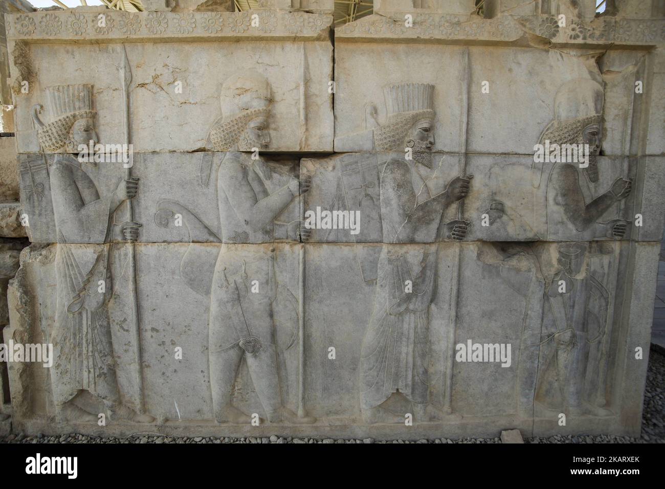 Antica Persepolis, capitale dell'Impero Achemenide 550 - 330 a.C. in Iran, patrimonio dell'umanità dell'UNESCO. . Sito archeologico e rovine di porte e colonne della dinastia Achemenide persiana antica capitale di Takht-e Jamshid, o Persepolis, distrutto da Alessandro il Grande, il re greco macedone, un sito patrimonio dell'umanità dell'UNESCO e punto di riferimento turistico dell'Iran, vicino alla città meridionale di Shiraz nella provincia di Fars. Alcuni dei monumenti più famosi sono la porta di tutte le Nazioni, il Palazzo di Dario il Grande, noto anche come la Tachara, intricata scultura, colonne Achemenide intagliate, doppia h Foto Stock