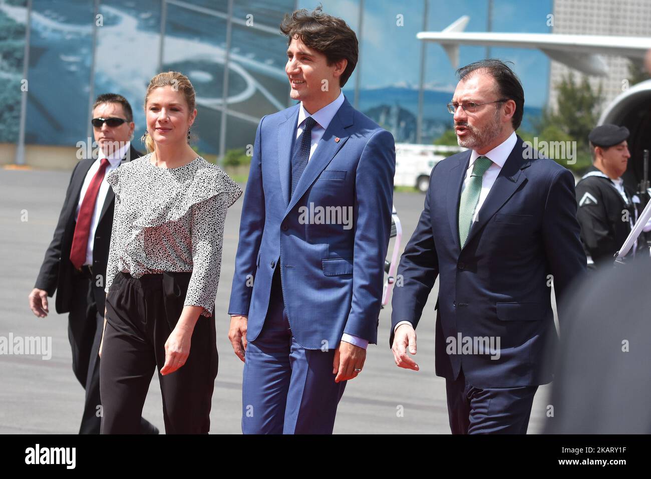 Il primo ministro canadese Justin Trudeau e sua moglie Sophie Gregoire sono visti arrivare all'Hangar presidenziale dell'aeroporto internazionale del Messico il 12 ottobre 2017 a Città del Messico, Messico. (Foto di Carlos Tischler/NurPhoto) Foto Stock