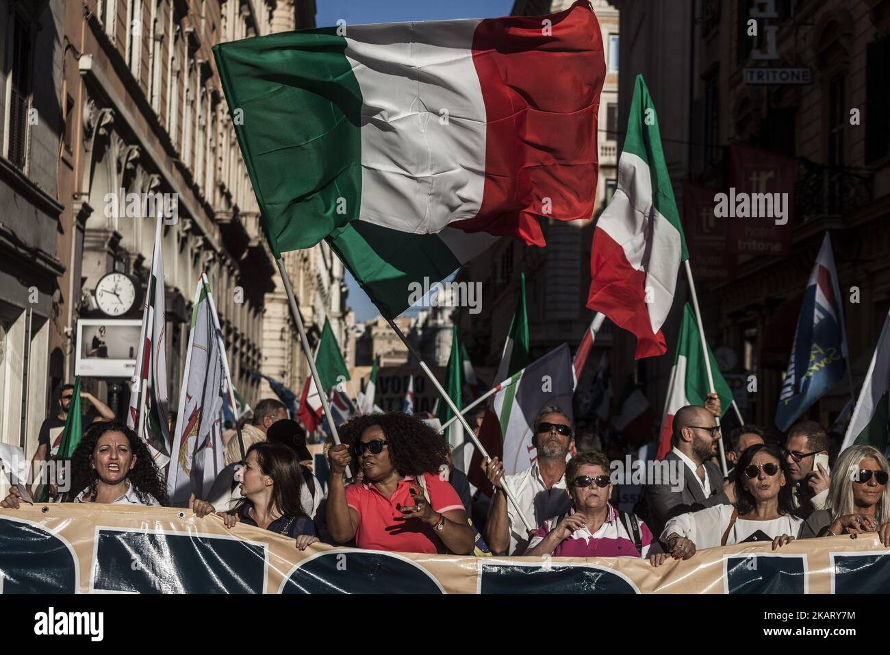 Il movimento nazionale per la sovranità, partito politico nazionale-conservatore italiano, ha tenuto una manifestazione per protestare contro l'invasione degli immigrati e per difendere l'opera italiana a Roma il 14 ottobre 2017.(Foto di Giuseppe Ciccia/NurPhoto) Foto Stock