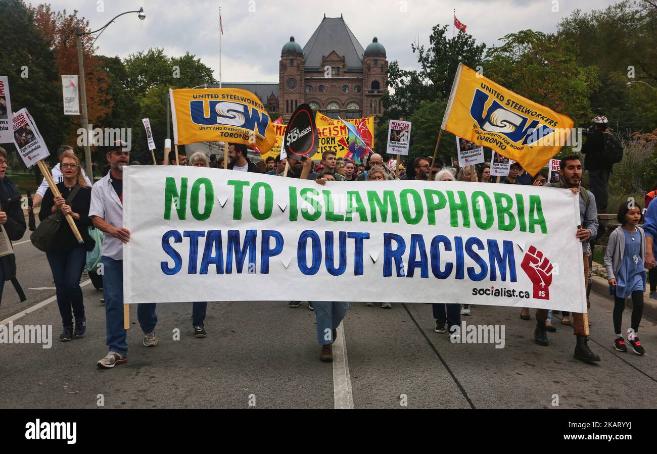 Centinaia di canadesi hanno marciato durante un raduno contro la supremazia bianca e l'islamofobia al Queen's Park di Toronto, Ontario, Canada, il 15 ottobre 2017. (Foto di Creative Touch Imaging Ltd./NurPhoto) Foto Stock
