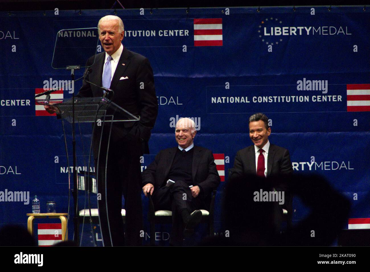 Il senatore AMERICANO John McCain (R-AZ) riceve la medaglia Liberty 2017 dall'ex VP Joe Biden, durante una cerimonia al Constitution Center, a Philadelphia, PA, il 16 ottobre 2017. (Foto di Bastiaan Slabbers/NurPhoto) Foto Stock