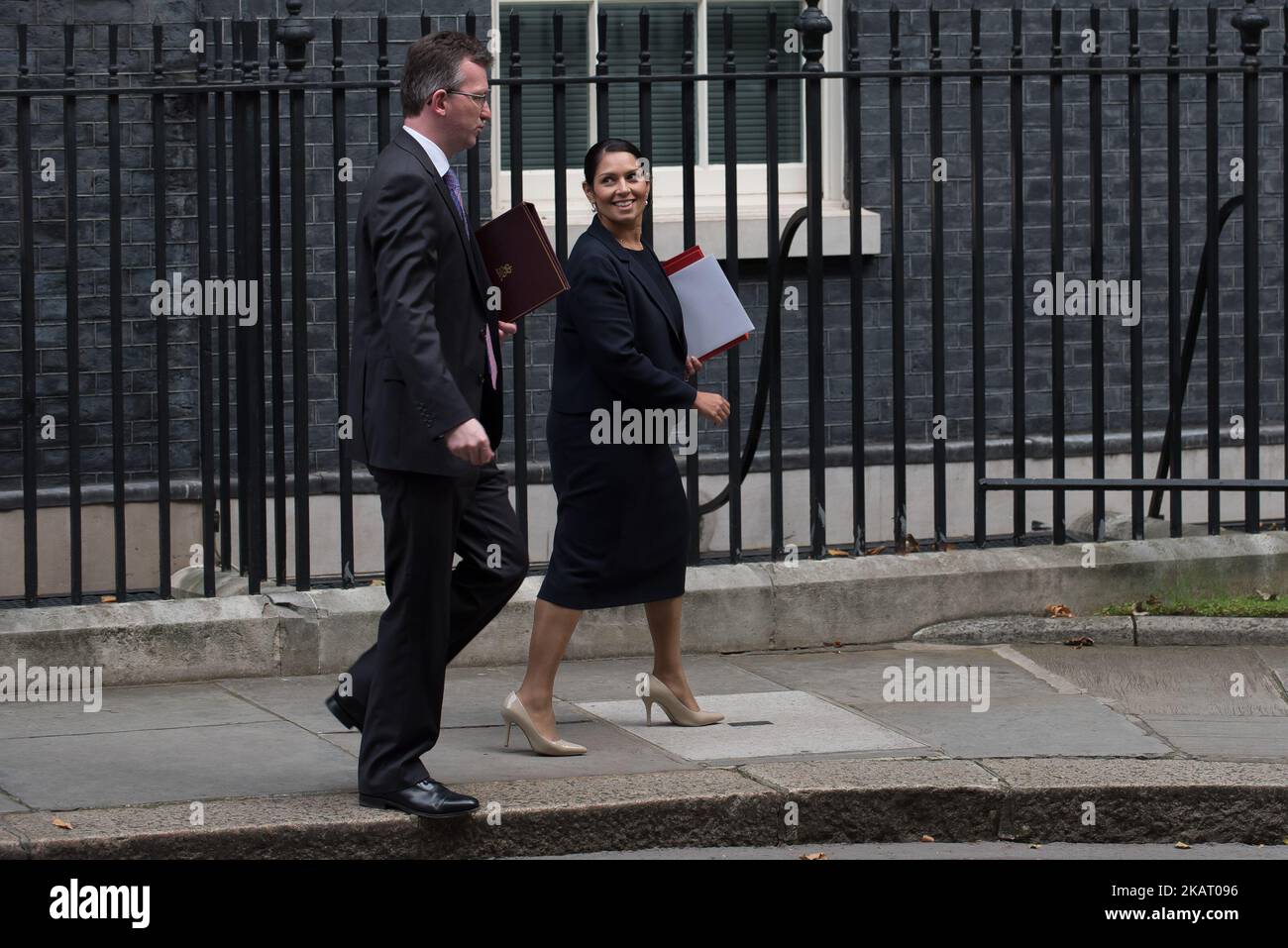 Il Segretario allo sviluppo Internazionale Priti Patel lascia Downing Street, a seguito di un incontro del Gabinetto a Londra, Regno Unito, il 17 ottobre 2017. (Foto di Alberto Pezzali/NurPhoto) Foto Stock