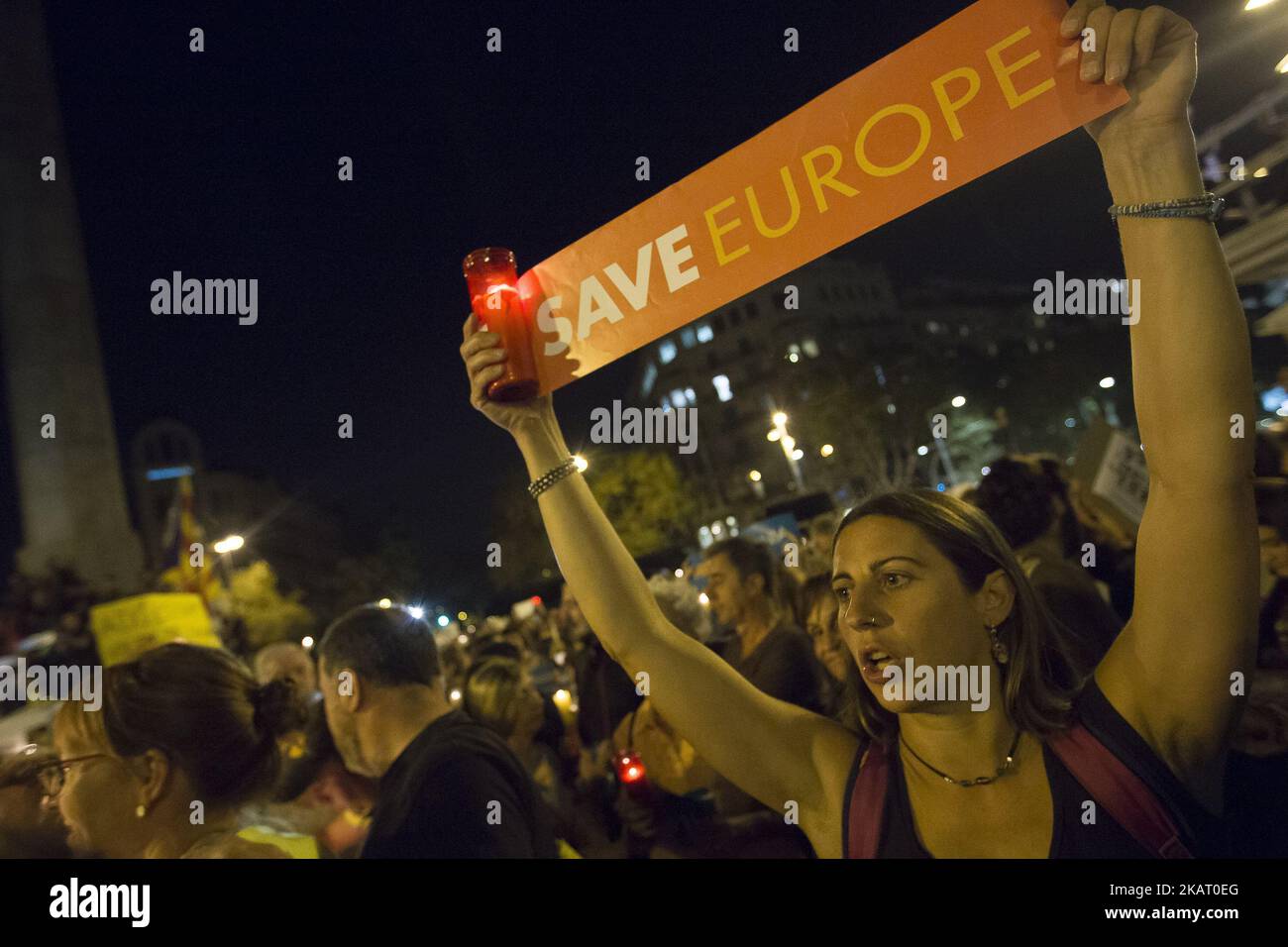 Una donna tiene un cartello con la scritta "Help Catalonia" durante una manifestazione a lume di candela a Barcellona contro l'arresto di due leader separatisti catalani il 17 ottobre 2017 a Barcellona, Spagna. La Catalogna si è arenata per le proteste dopo che un giudice ha ordinato la detenzione di due potenti leader separatisti, infiamando ulteriormente le tensioni nella crisi sul caotico referendum sull'indipendenza della regione spagnola. (Foto di Miquel Llop/NurPhoto) Foto Stock