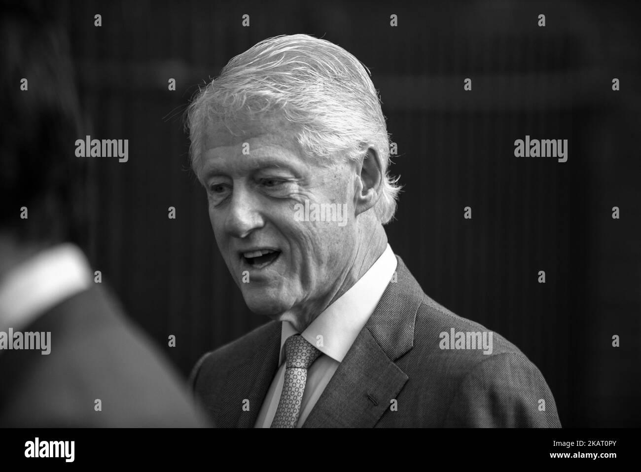 L'ex presidente degli Stati Uniti Bill Clinton arriva al numero 10 di Downing Street il 19 ottobre 2017 a Londra, Inghilterra. Il sig. Clinton si riunisce con il primo ministro britannico Theresa May per discutere della crisi politica dell'Irlanda del Nord. (Foto di Alberto Pezzali/NurPhoto) Foto Stock