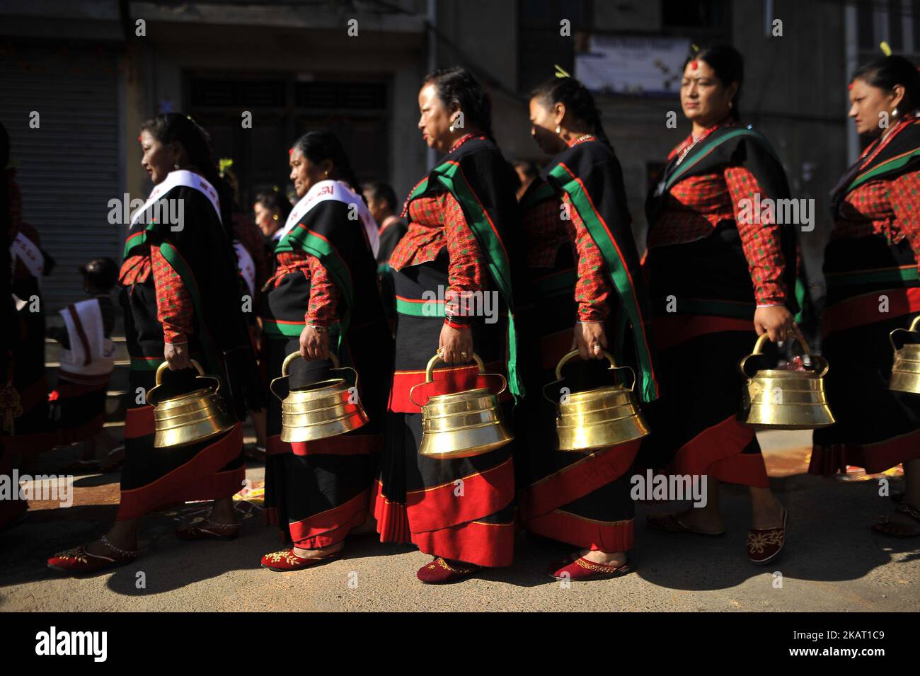 La gente di Newari partecipa alla parata di Nhu Dan (il nuovo anno di Newari), che cade su Tihar o Deepawali e Dewali “Festival delle luci” a Kirtipur, Kathmandu, Nepal venerdì 20 ottobre 2017. La comunità di Newar in Nepal osserva il nuovo anno 1138 di Newari. (Foto di Narayan Maharjan/NurPhoto) Foto Stock