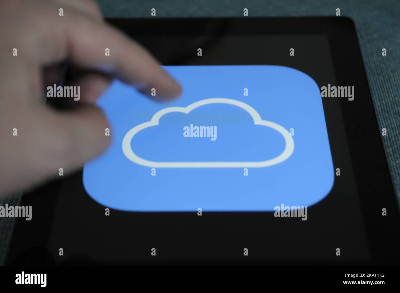 Il logo iCloud viene visualizzato sullo schermo di un tablet del computer in questa immagine il 20 ottobre 2017. (Foto di Jaap Arriens/NurPhoto) Foto Stock