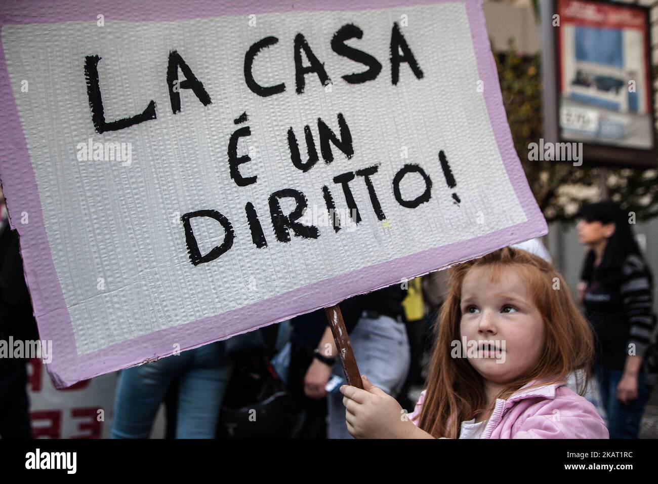 I manifestanti marciano a Napoli contro il G7, il 21 ottobre 2017 prima dell'inizio del vertice dei Ministri degli interni del G7 con rappresentanti dell'Unione europea e membri del settore privato come Google, Facebook, microsoft e Twitter. (Foto di Paolo Manzo/NurPhoto) Foto Stock