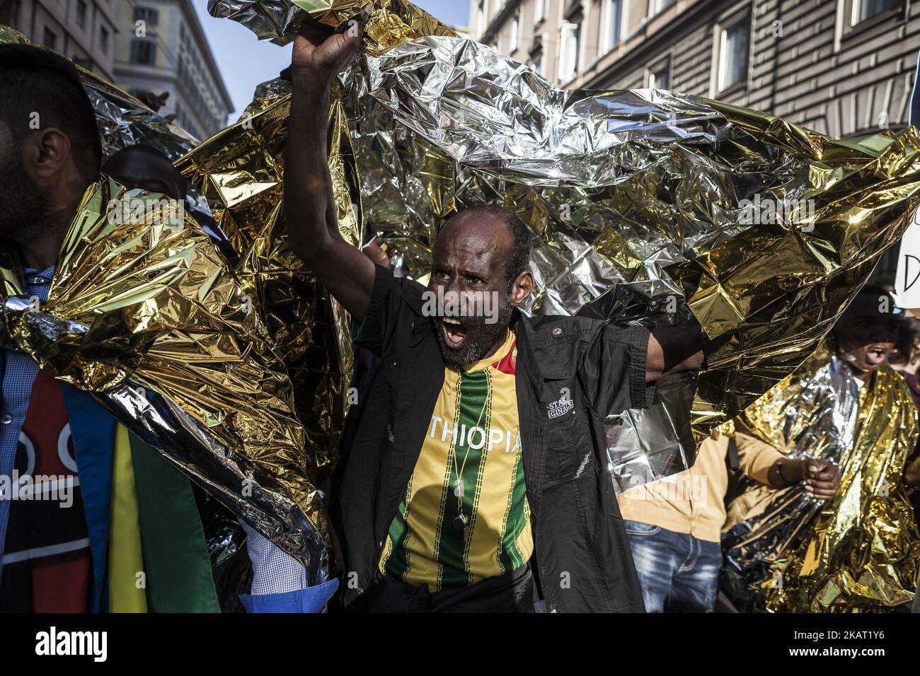 Rifugiati e richiedenti asilo marciano in centro durante la manifestazione nazionale 'non reato' (non è un crimine) per protestare contro il razzismo e per chiedere giustizia e uguaglianza a Roma, Italia, il 21 ottobre 2017.(Foto di Giuseppe Ciccia/NurPhoto) Foto Stock