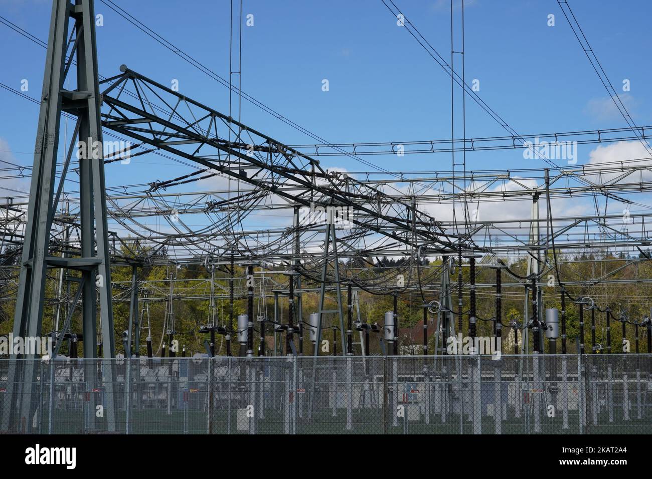 Vista sull'impianto di distribuzione dell'energia elettrica ad alta tensione. Foto Stock